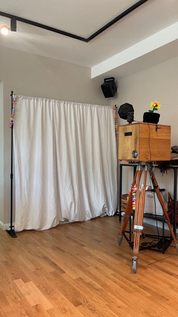 Fotobox Preise Nürnberg – Vintage-Holzkamera aufgebaut vor weißem Hintergrund