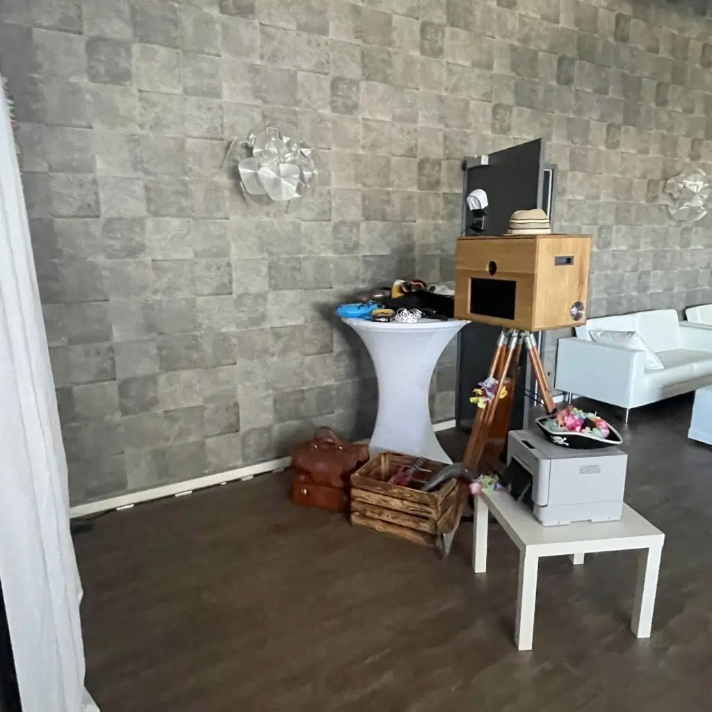 Fotobox Hochzeit Nürnberg mit Vintage-Holzkamera auf Stativ und Requisitentisch