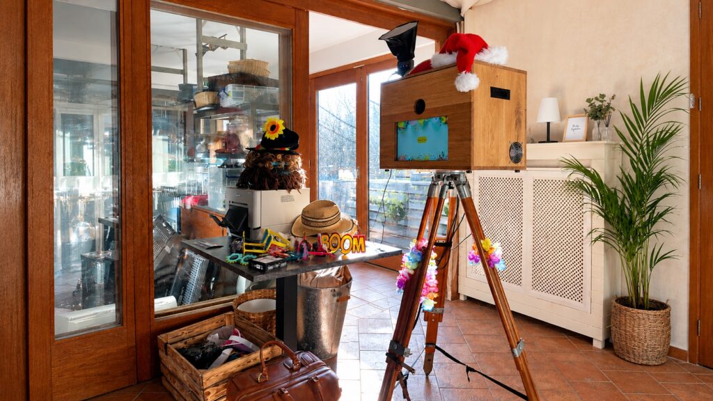 Fotobox Nürnberg – Vintage-Holzkamera aufgebaut vor weißem Hintergrund