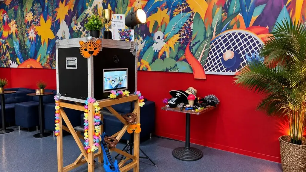 Fotobox mit Requisiten und Sommerdeko auf einer Feier wie z.B. Standesamt oder Polterabend