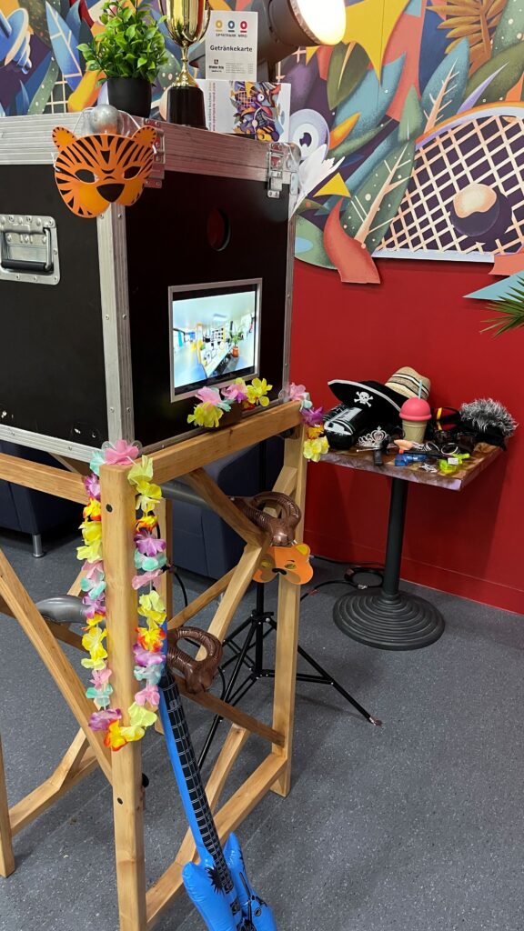 Fotobox mit Requisiten und Sommerdeko auf einer Feier