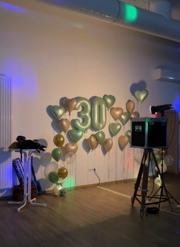 Fotostation bei einer Geburtstagsfeier mit Ballondekoration