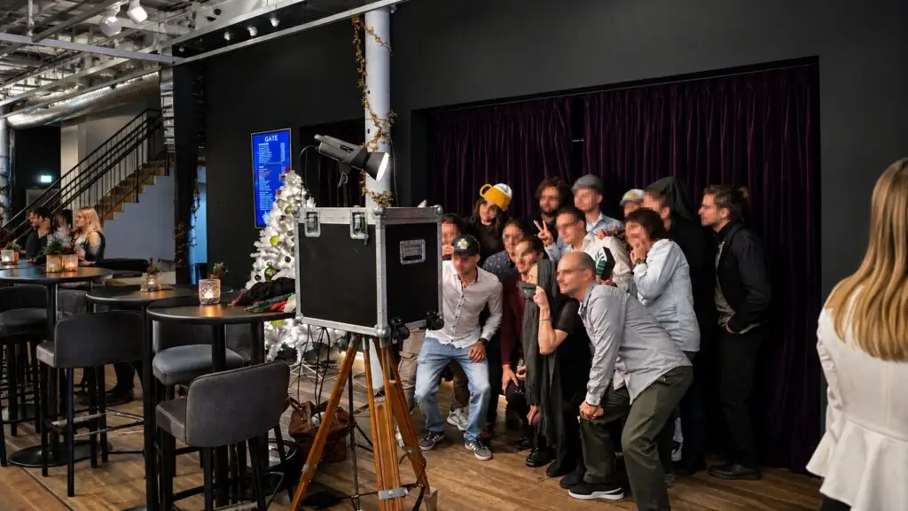 Gästegruppe posiert vor dem Photobooth bei einer Firmenfeier