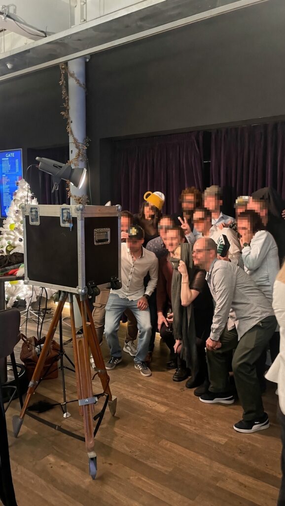 Gästegruppe posiert vor dem Photobooth bei einer Firmenfeier